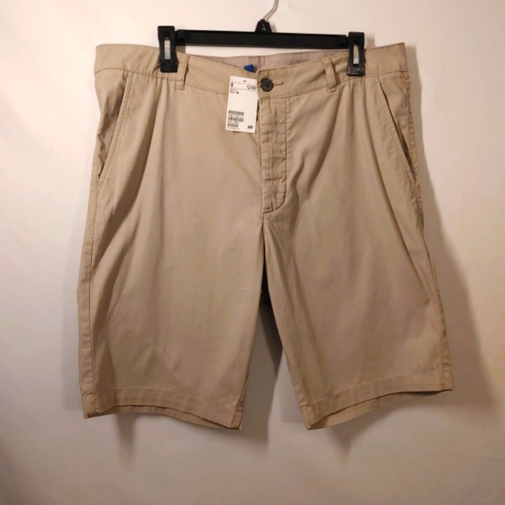 Divided Beige Men's Bermuda Shorts Men's Size 34 NWT. Light wear from storageWa